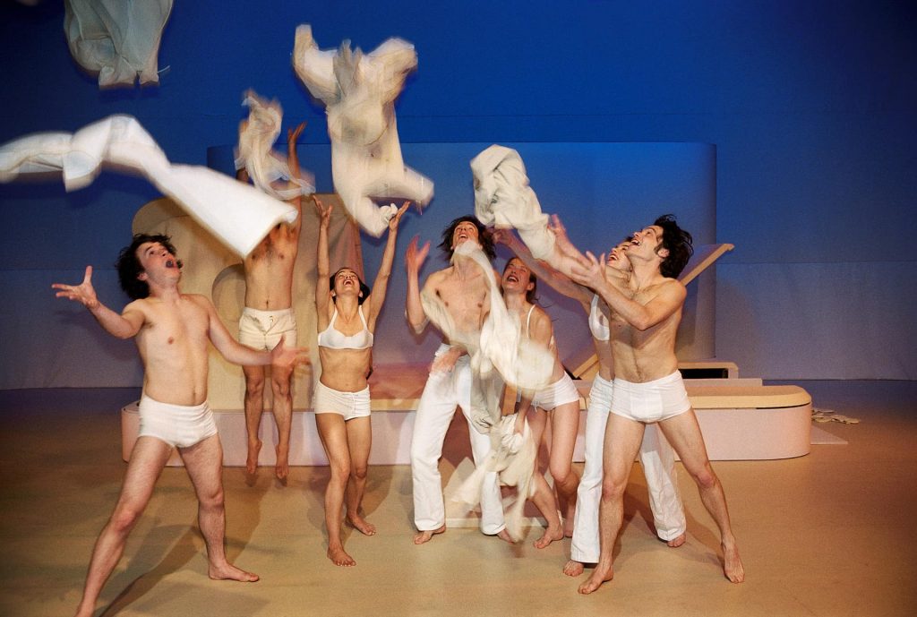  Martin Clausen, Sinta Tamsjadi, Julius Weiland, Verena Schonlau, Isabelle Stoffel, Patric Schott, Foto: Freese/drama-berlin.de