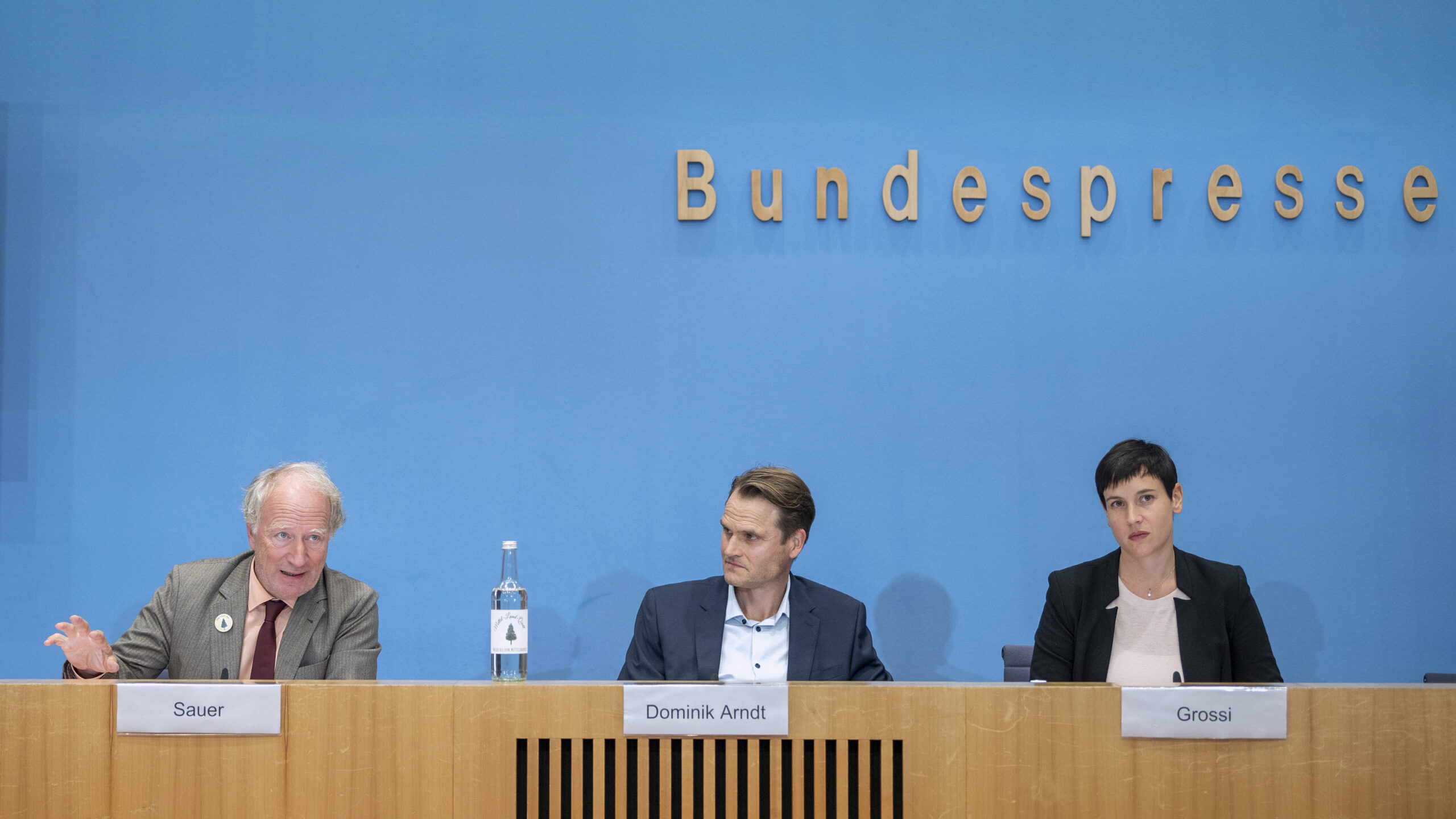 Ein Volksbürger, Stefan Merki, Fabian Hinrichs, Klara Pfeiffer, 