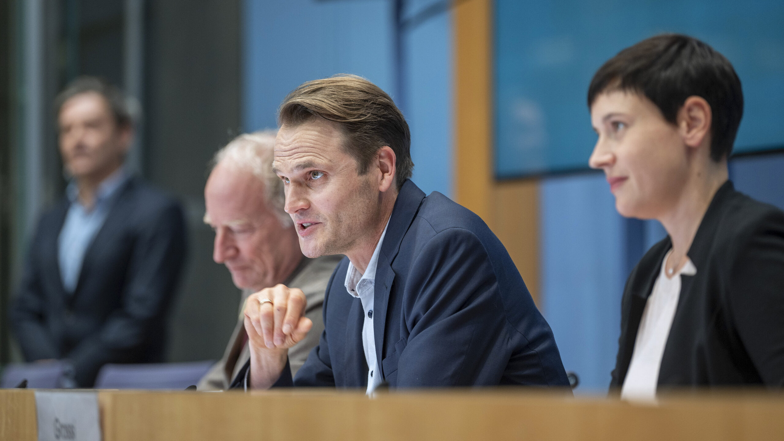 Ein Volksbürger, Fabian Hinrichs, Stefan Merki, Klara Pfeiffer, 